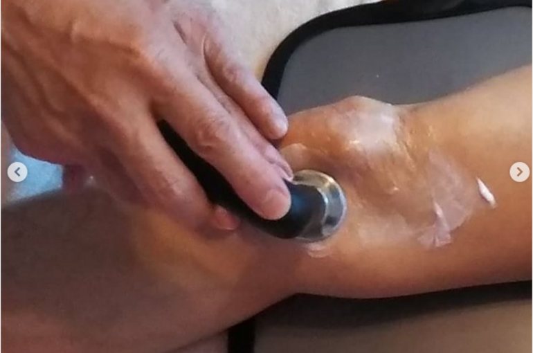 膝の関節にも小さなレスでじっくり温めます。